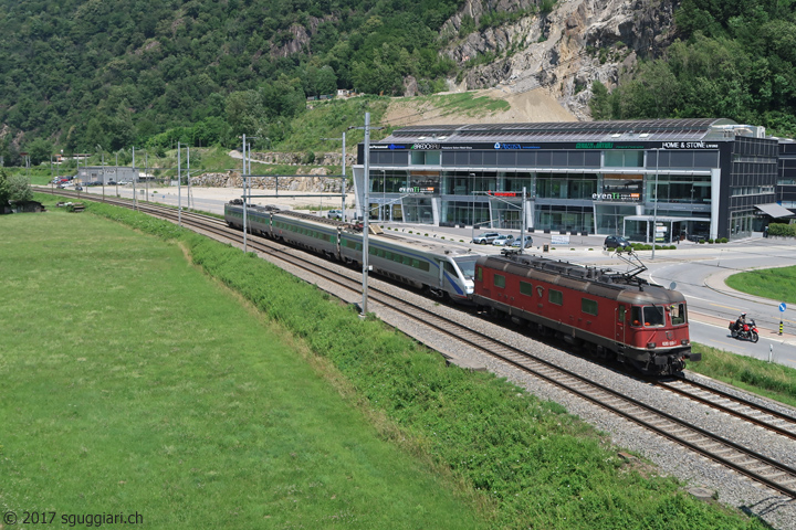 SBB Re 620 030-7 'Herzogenbuchsee' con ETR 470-9 'Insubrico'