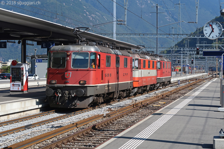 FFS Re 4/4 II 11164, 11108 'Swiss Express' e 11155