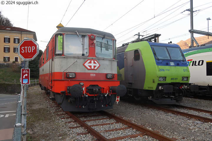 SBB Re 4/4 II 11109 'Swiss Express' e BLS Re 485 011-1