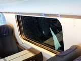 Un classico: ETR 470-7 con finestra rotta coperta un telo di plastica