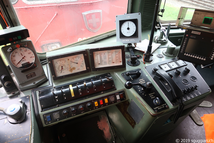 Cabina di guida della FFS Re 4/4 II 11120 con 'Feintacho'