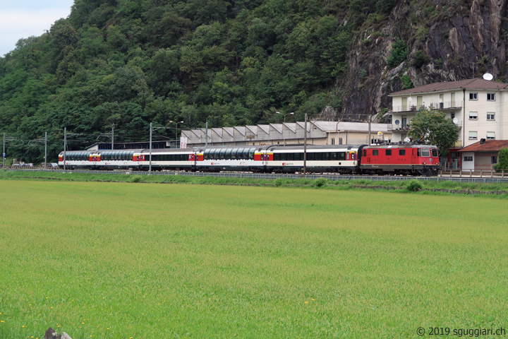 FFS Re 4/4 II 11181 con 'Gotthard Panorama Express'