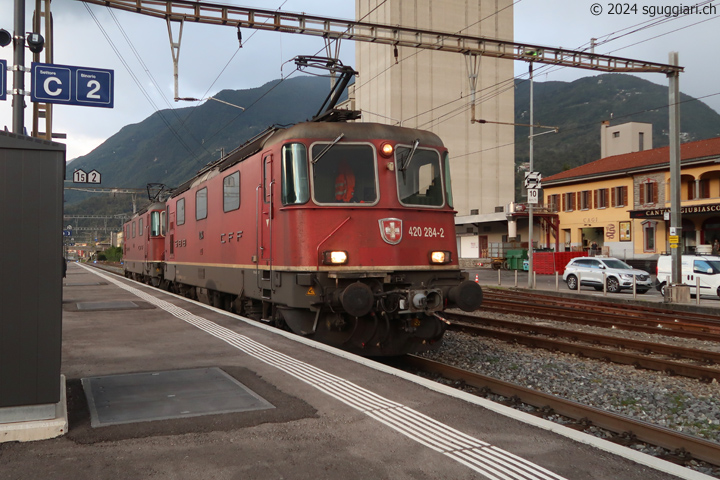 SBB Re 420 284-2 e Re 420 260-2 con gancio automatico